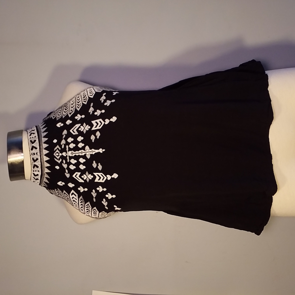3/$25 FOREVER 21 S Sleeveless embroidered TOP